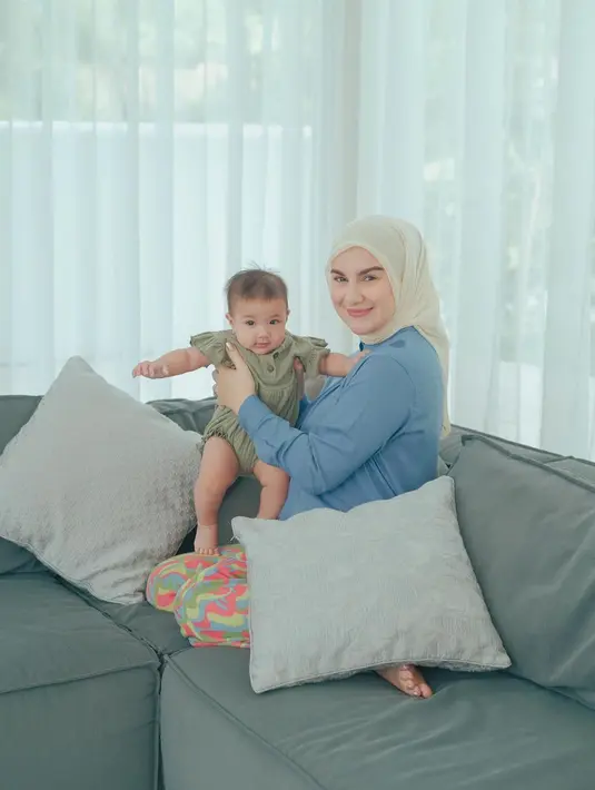 Belakangan diketahui, adik Air Rumi Akbar itu sakit sakitan. Irish Bella mengungkapkan putrinya sempat mengalami gangguan pada pernapasan. Irish dan Ammar Zoni sempat menduga karena nama “Asma” yang diberikan sebelumnya. (Liputan6.com/IG/@_irishbella_)
