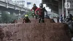 Anak-anak saat bermain sepeda di Taman Pilar Jati Bike, Cipinang Melayu, Jakarta, Kamis (5/11/2020). Para pecinta sepeda menyambut antusias setelah taman yang berada di kolong Tol Becakayu dan tepat di sebelah aliran Kalimalang itu dibuka untuk umum. (merdeka.com/Iqbal S Nugroho)