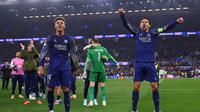 Pemain Paris Saint-Germain, Desire Doue, dan Marquinhos (kanan) berselebrasi pada leg kedua perempat final Liga Champions 2024/2025 kontra Aston Villa di Villa Park, Rabu (16/4/2025). (AFP/Frack Fife)