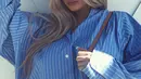 Di fotonya itu, Kylie tampak memakai kemeja untuk laki-laki yang ukurannya sangat besar. Adanya foto itu membuat banyak pihak berspekulasi bahwa Kylie memang sengaja untuk merahasiakan perut buncitnya. (Instagram/kyliejenner)
