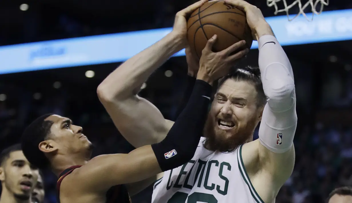 Pemain Boston Celtics, Aron Baynes (46) berebut bola dengan pemain Cleveland, Jordan Clarkson pada gim kelima final NBA Wilayah Timur di TD Garden, Boston, (23/5/2018). Boston Celtics menang 96-83. (AP/Charles Krupa)