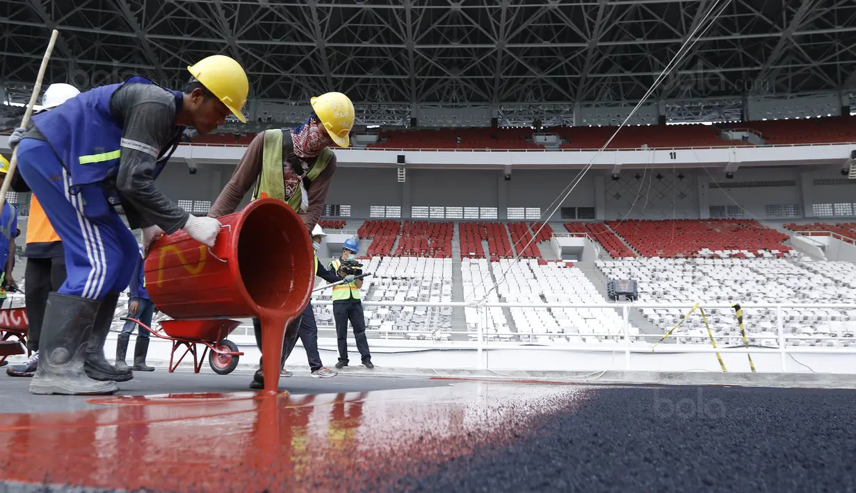 Pekerja menyelesaikan proyek renovasi SUGBK di Senayan, Jakarta, Selasa (8/8/2017). Renovasi SUGBK ditargetkan rampung pada bulan Oktober 2017. (Bola.com/M Iqbal Ichsan)