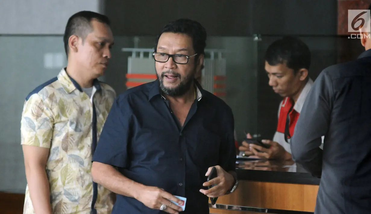 Politisi Partai Golkar Yorrys Raweyai (kedua kiri) usaidiperiksa di gedung KPK, Jakarta, Selasa (31/10). Yorrys diperiksa sebagai saksi untuk tersangka Markus Nari dalam kasus dugaan merintangi proses penyidikan. (Liputan6.com/Helmi Fithriansyah)