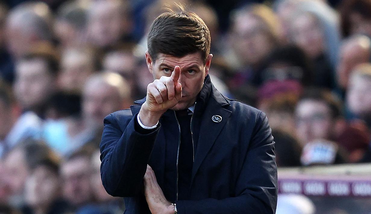 Prestasi Steven Gerrard bersama Rangers FC menarik perhatian Aston Villa untuk mempercayakan krusi pelatih kepala terhadap dirinya. Kontrak legenda Liverpool itu diketahui hingga tahun 2025. The Villans kini masih tertahan di posisi ke-16 dengan raihan 9 poin. (AFP/Adrian Dennis)
