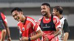 Tawa lepas Rizky Ridho (kiri) di latihan terakhir Persija Jakarta jelang laga melawan Madura United yang digelar di Stadion Gelora Madura Ratu Pamelingan, Pamekasan, Jumat (23/10/2025).