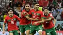 Maroko. Maroko menjadi negara Afrika terbaru alias keempat yang mampu lolos ke perempatfinal di Piala Dunia edisi terbaru pada 2022 di Qatar. Achraf Hakimi dkk bahkan bisa menjadi wakil Afrika pertama yang mampu lolos hingga semifinal bahkan menjadi juara jika mampu memenangi laga perempatfinal melawan Portugal. Pada fase grup, Maroko berhasil memuncaki Grup F di atas Kroasia dan mampu membuat Belgia angkat koper lebih awal. Pada fase knock-out, Spanyol menjadi korban keganasan Maroko di babak 16 besar dengan kemenangan 3-0 (0-0) lewat adu penalti. (AFP/Javier Soriano)