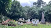 6 Makam Belanda di Kebun Raya Bogor Tertimpa Pohon Tumbang