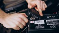 How to disconnect car battery. (Photo: senivpetro/Freepik)