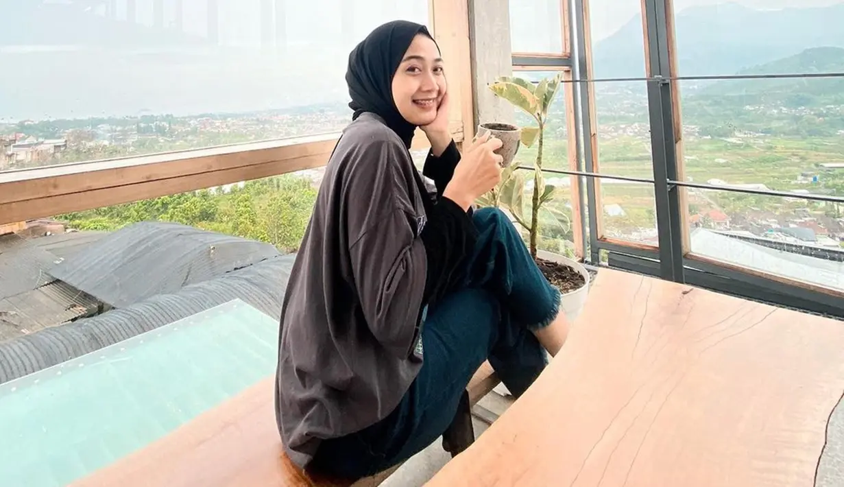 Mirip belum tentu kembar, mungkin kalimat itulah yang bisa menggambarkan kemiripan Faricha dan Nagita Slavina. Meski ada yang menyebut mirip, namun ada juga yang menyebut jika Faricha tidak mirip Nagita Slavina. Jika dilihat sekilas, Faricha memang mirip dengan Nagita Slavina. Aktif di Instagram, Faricha tidak terlihat seperti sudah dikaruniai anak ketika unggah foto sendiri. (Liputan6.com/IG/@lailatul_mufaricha)