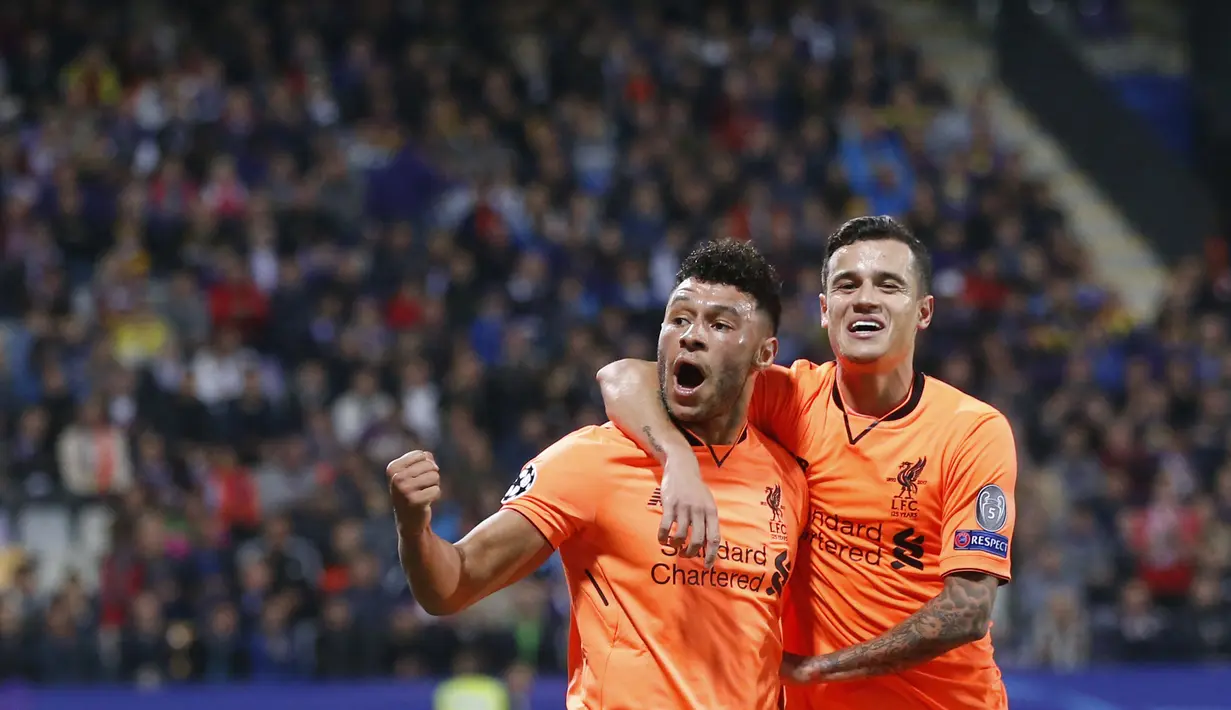 Pemain Liverpool, Alex Oxlade-Chamberlain (kiri) mencetak satu gol saat melawan  Maribor pada laga grup E Liga Champions di Ljudski vrt stadium, Maribor, Slovenia, (17/10/2017). Liverpool menang 7-0. (AP/Darko Bandic)