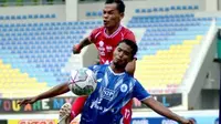 Pemain Persijap Busari duel dengan pemain PSCS yang berakhir 0-0 di Stadion Manahan Solo, Senin (18/10/2021). (Bola.com/Gatot Susetyo)