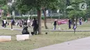 Warga menikmati suasana menjelang sore di Hutan Kota Gelora Bung Karno (GBK), Jakarta, Minggu (17/10/2021). Hutan Kota mulai dibuka secara umum dengan memberlakukan pembatasan sebanyak 150 orang dengan batas waktu satu jam kunjungan. (Liputan6.com/Herman Zakharia)