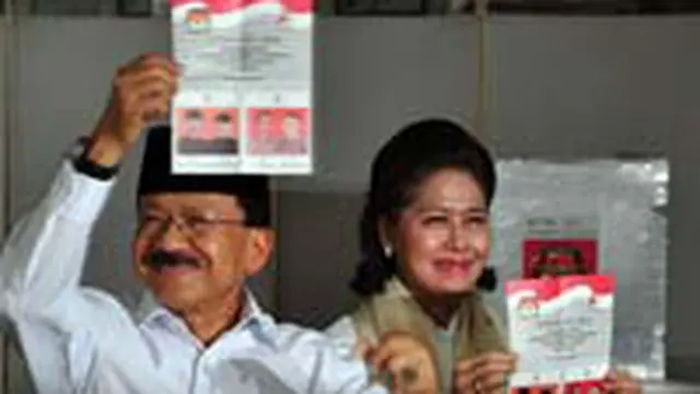 Foke Berjalan Kaki Menuju TPS