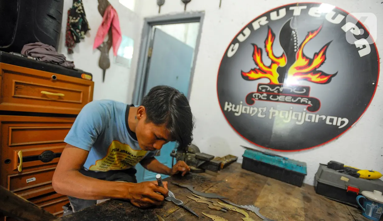 Produksi Kujang Pajajaran di bengkel tersebut mengalami peningkatan hingga 20 pusaka per bulan. (merdeka.com/Arie Basuki)