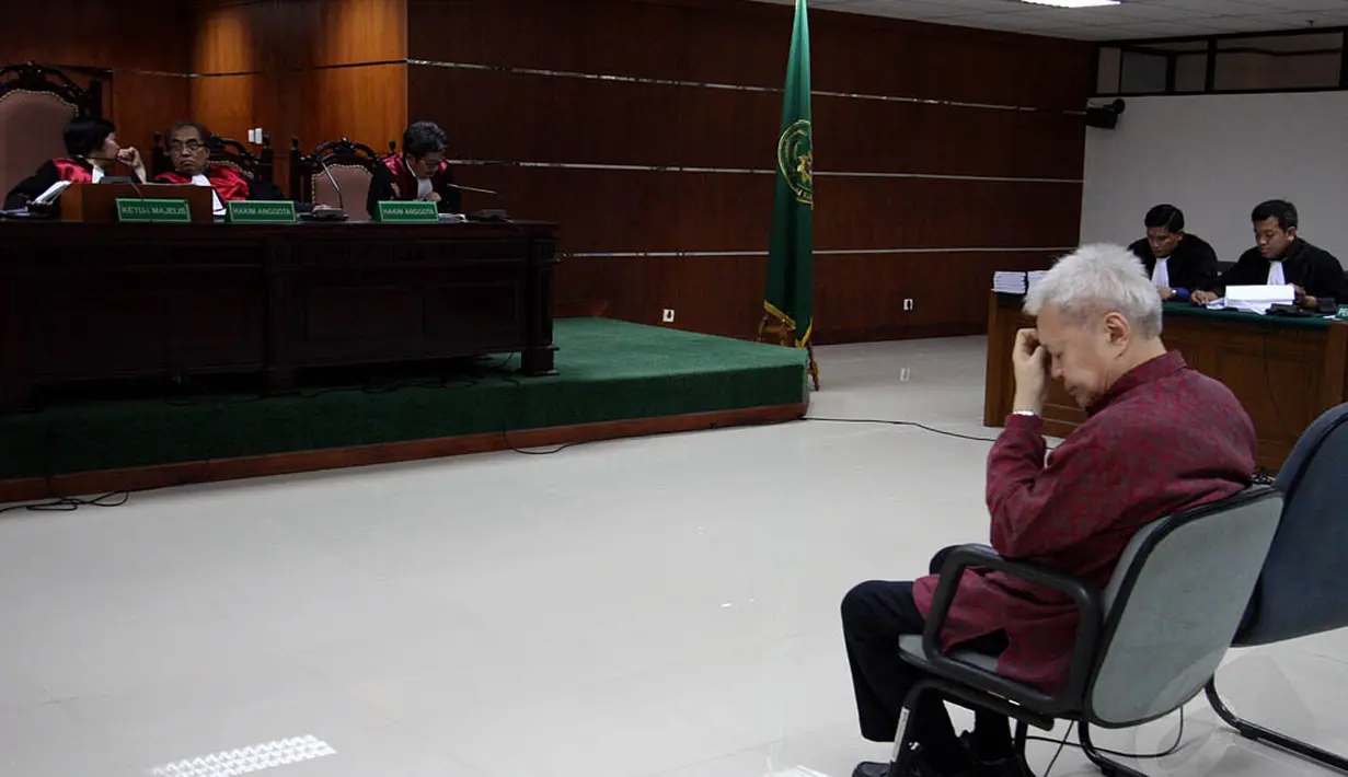 Melalui kuasa hukumnya, terdakwa kasus dugaan suap penganggaran Sistem Komunikasi Radio Terpadu (SKRT) di Departemen Kehutanan 2007 itu meminta Majelis Hakim memberikan hukuman yang seringan-ringannya, Jakarta, Rabu (25/6/14). (Liputan6.com/Faisal R Syam)