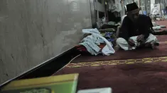 Seorang umat Islam berdzikir di Masjid Pondok Pesantren At-Taqwa, Bekasi, Selasa (28/5/2019). Pelaksanaan Iktikaf di masjid ini diikuti lebih dari 800 jemaah dari berbagai kalangan, mulai dari orang tua, mahasiswa, pelajar umum, hingga santri pondok pesantren tersebut. (Merdeka.com/Iqbal S Nugroho)