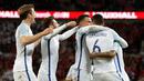 Pemain Inggris, Chris Smalling, disambut rekan-rekannya setelah mencetak gol ke gawang Portugal dalam laga persahabatan di Stadion Wembley, London, Kamis (2/6/2016). (AFP/Adrian Dennis)