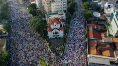 Foto udara memperlihatkan situasi saat umat Islam melaksanakan Salat Idul Fitri 1445 H di kawasan Jatinegara, Jakarta Timur, Sabtu (10/4/2024). (Liputan6.com/Angga Yuniar)