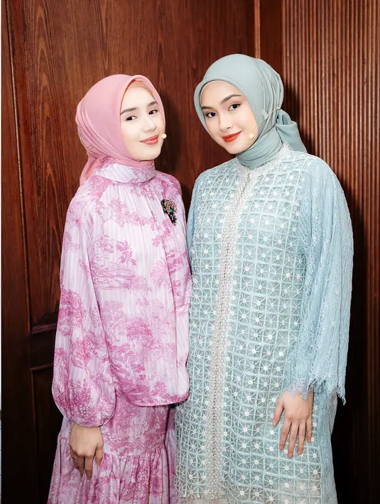 <p>Beby Tsabina tampil dalam nuansa warna pink yang lembut dan feminin. Tunik bermotif floral dengan desain longgar yang dipadukan dengan rok maxi berpotongan flowy memberikan kesan anggun dan klasik. [@caitlinhalderman/@bebytsabina].</p>