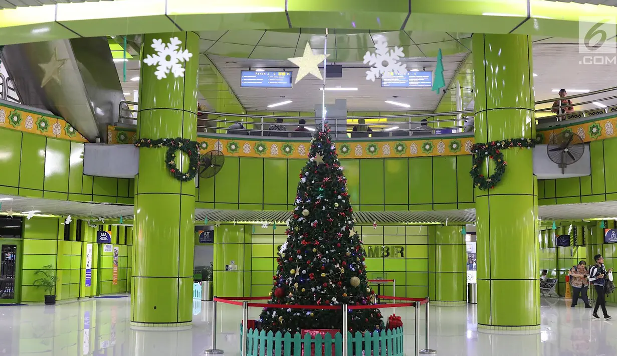 Dekorasi pohon Natal di Stasiun Gambir, Jakarta, Jumat (21/12). Dekorasi tersebut dibuat untuk memercantik suasana Stasiun Gambir dalam rangka menyambut Hari Natal dan Tahun Baru 2019. (Liputan6.com/Immanuel Antonius)