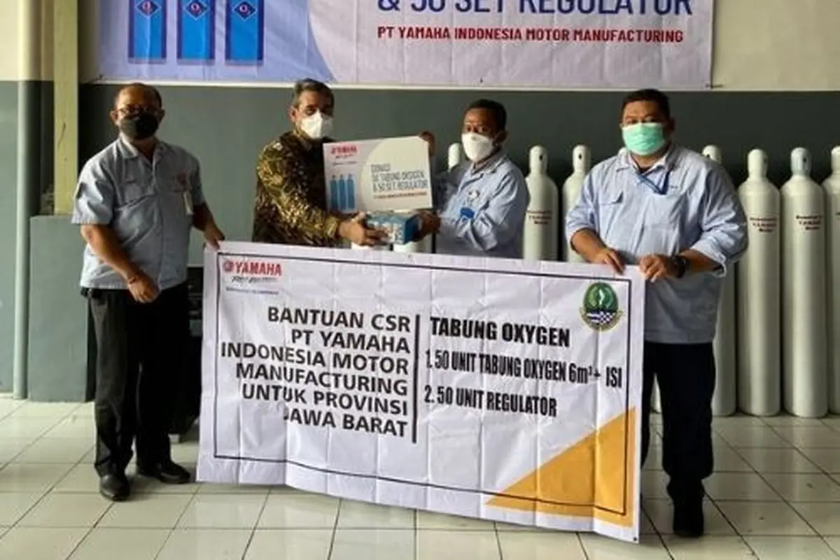 Yamaha menyumbangkan tabung oksigen siap pakai kepada Pemerintah Provinsi Jawa Barat.
