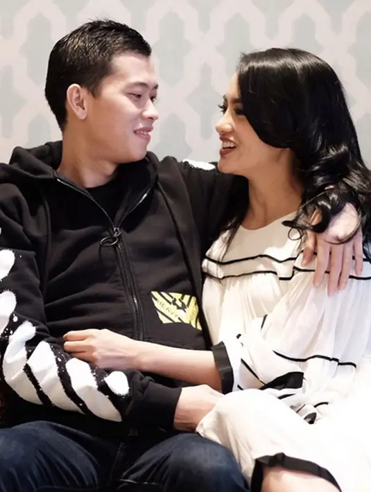 “Kami sholat ied bareng. Ya yang berbeda itu ya sekarang aku sholat ied gak sama mas Ferry. Terus dia (Ferry) tuh seneng kasih angpao buat anak-anak kecil. Jadi jauh sebelum lebaran dia biasanya sudah tukar uang kecil," kata Ririn.(Instagram/ririnekawati)