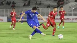 Bek Uzbekistan U-20, Azizbek Tulkinbekov melepaskan umpan di area pertahanan Timnas Indonesia U-20 pada laga uji coba internasional di Stadion Madya, Senayan, Jakarta, Selasa (30/1/2024). (Bola.com/M Iqbal Ichsan)