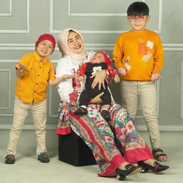 7 Potret Kebersamaan Daus Mini dan Kedua Anaknya, Kompak Banget