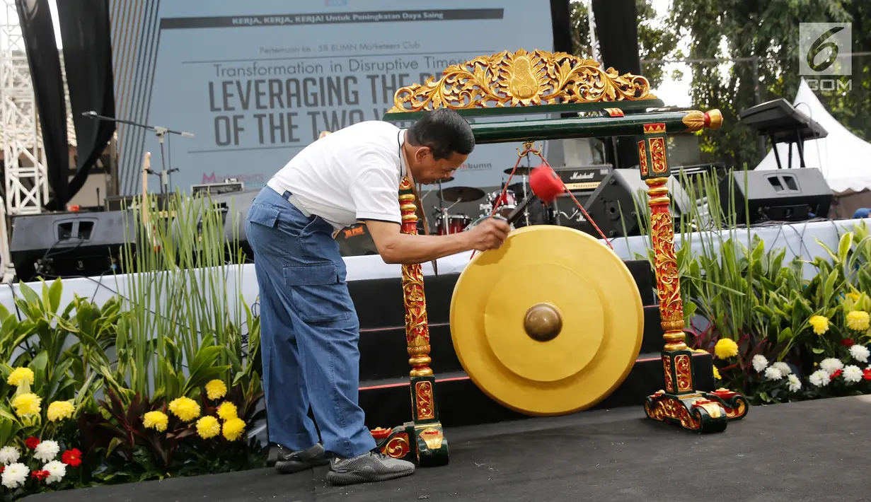 Dirut Asabri Sonny Widjaja memukul gong saat HUT ke-47 Asabri, Jakarta, (3/8). Perayaan HUT Asabri didahului dengan coffe morning bersama Hermawan Kartajaya untuk sharing dengan seluruh perusahaan di bawah kementerian BUMN. Liputan6.com/Pool/Asabri)