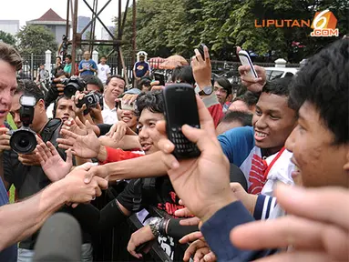 Louis van Gaal (Pelatih Timnas Belanda) menemui sejumlah penggemar sepakbola yang berkerumun di pinggir Lapangan C Senayan Jakarta pada Kamis 6 Juni 2013