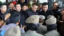 Ibu-ibu personel Satpol PP bersitegang dengan petugas keamanan di depan Hotel Alexis, Jakarta, Kamis (29/3). Ibu-ibu personel Satpol PP ini bertugas untuk memastikan tidak ada kegiatan usaha apapun di Hotel Alexis. (Liputan6.com/Immanuel Antonius)