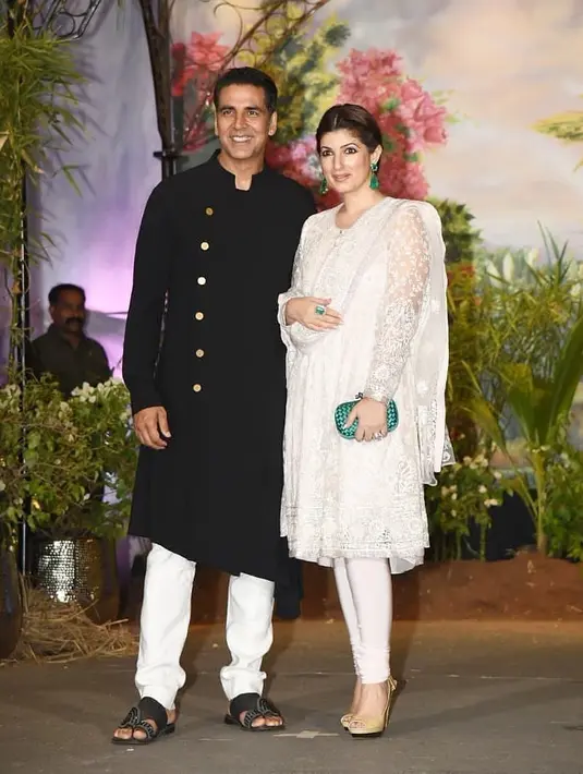 Akshay Kumar dan sang istri, Twinkle Khanna terlihat menghadiri pesta pernikahan Sonam Kapoor. Pasangan suami istri ini terlihat begitu serasi. (Foto: instagram.com/instantbollywood)