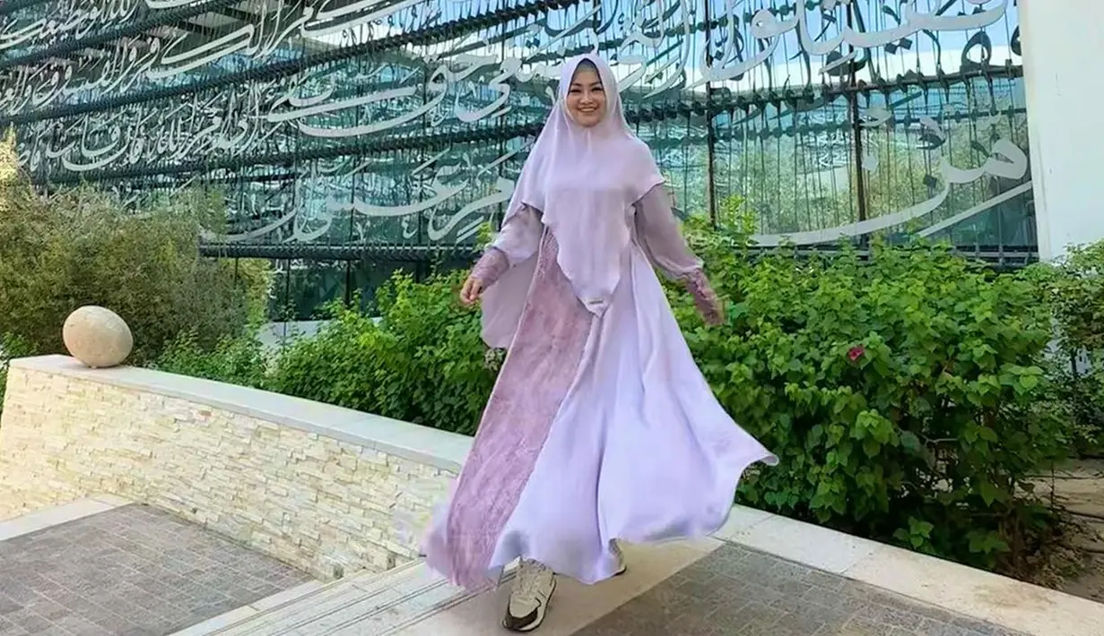 Tak tanggung-tanggung, Fitri Carlina juga tampil dalam hijab syari yang cukup besar. Dirinya pun sering memadupadankan warna hijab yang senada dengan gamis yang digunakan. (Liputan6.com/IG/@fitricarlina)
