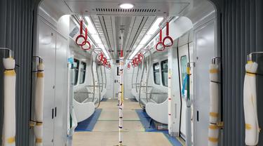 Mengintip LRT Jakarta yang siap beropersi pada Maret 2019, Senin (25/2/2019). (Bawono/Liputan6.com)