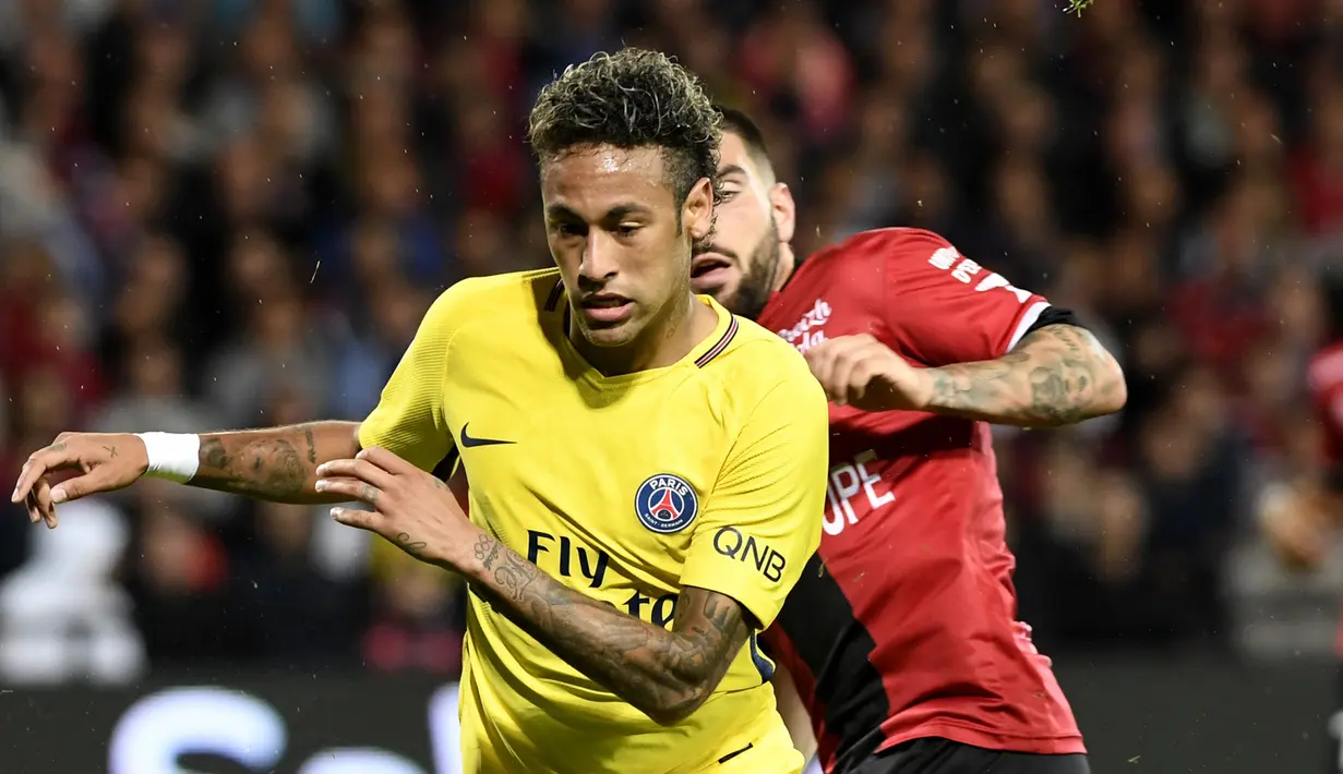Pemain PSG, Neymar mengendalikan bola dibayangi pemain Guingamp, Lucas Deaux dalam lanjutan Liga Prancis di stadion Roudourou, Minggu (13/8). Selain tampil perdana memperkuat PSG, Neymar menyumbang satu gol dan mengirimkan satu assist.(FRED TANNEAU/AFP)