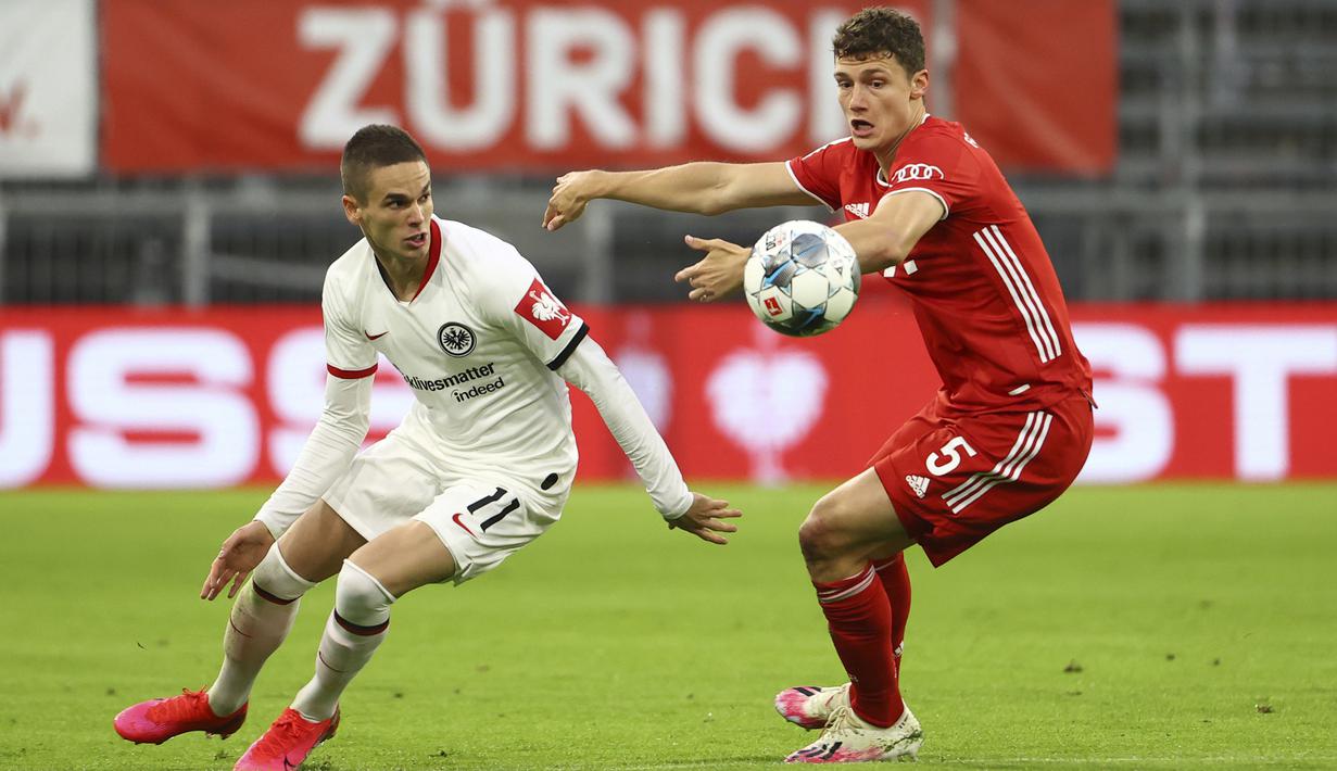 Pemain Eintracht Frankfurt Mijat Gacinovic (kiri) berebut bola dengan pemain Bayern Munchen Benjamin Pavard dalam pertandingan semi final Piala Jerman di Allianz Arena, Munchen, Jerman, Rabu (10/6/2020). Bayern Munchen menang 2-1 dan lolos ke final. (Kai Pfaffenbach Pool via AP)