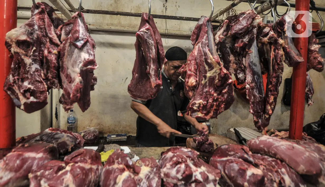 Pedagang memotong daging sapi di Pasar Senen, Jakarta Pusat, Selasa (31/5/2022). Maraknya kasus penyakit mulut dan kuku (PMK) pada hewan ternak seperti sapi dan kambing sejak beberapa waktu lalu, serta ditambah masih tingginya harga berimbas pada merosotnya penjualan daging di Pasar Senen hingga 50 persen. (merdeka.com/Iqbal S. Nugroho)