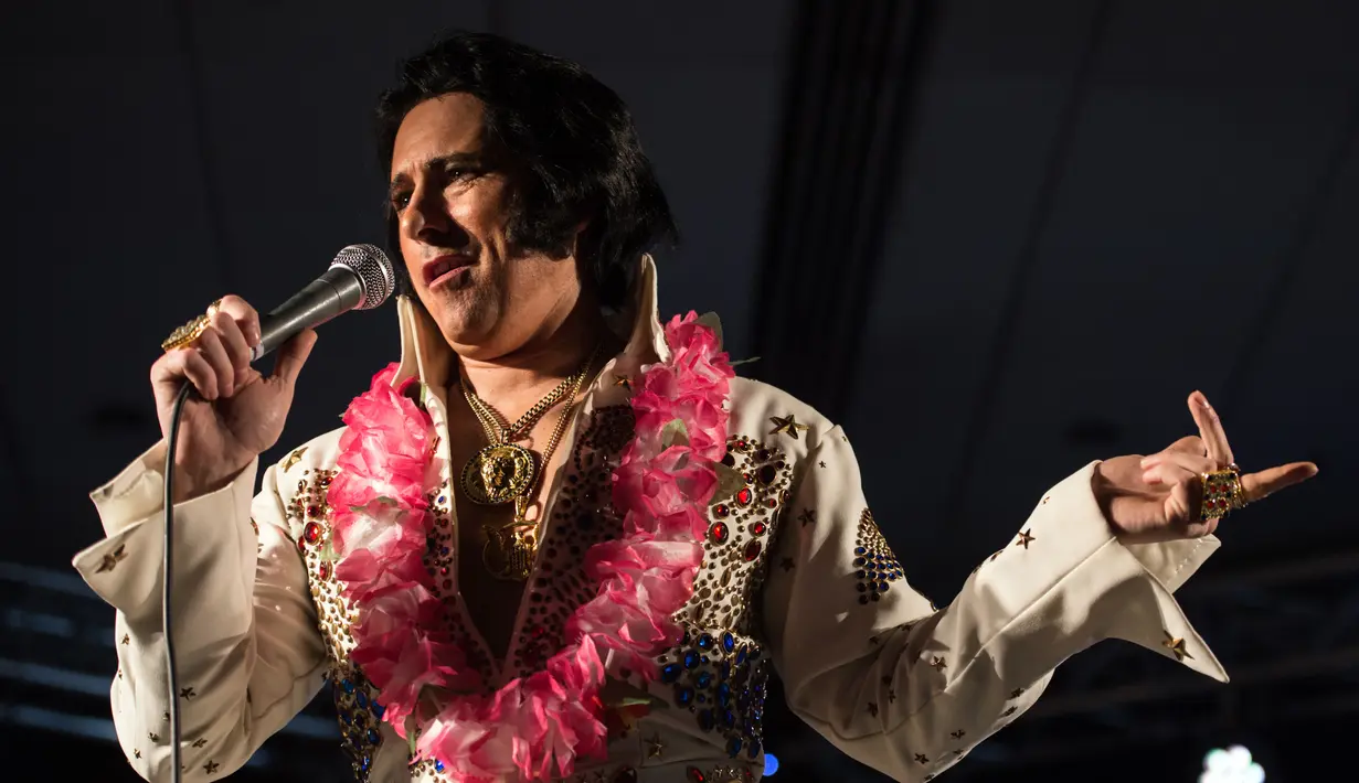 Kontestan yang bernama Gary Graceland Roody King bernyanyi diatas panggung saat mengikuti Kejuaraan Elvis Eropa di Hilton Metropole Hotel di Birmingham, Inggris (5/1). (AFP Photo/Oli Scarff)