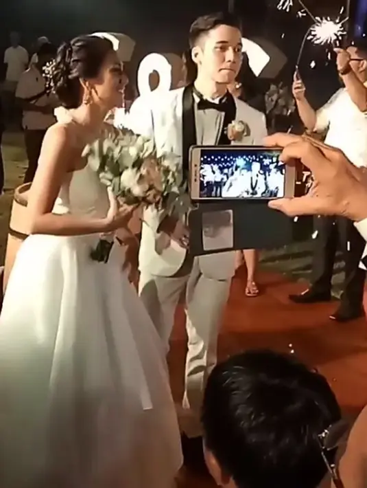 Pernikahan keduanya di gelar di Bracha Balangan, Jalan Pantai Balangan, Uluwatu, Bali. Acara pemberkatan Celine dan Stefan dimulai pada pukul 16.30 WITA. Dilanjutkan resepsi pada 18.30 WITA. (Instagram/agungbentuk)