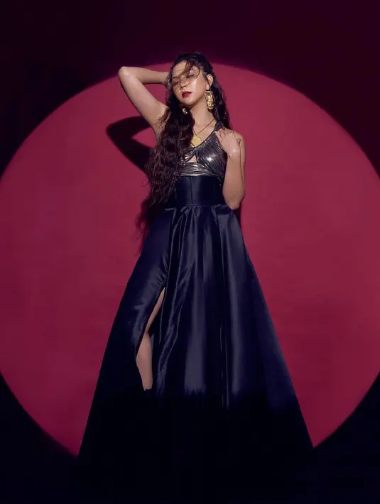 Dengan makeup bold, Jessica Mila kenakan dress silver navy dengan rok maxi. Nuansa ratu pesta yang low profile tapi tetap statement [@jscmila]