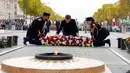 Presiden Prancis Emmanuel Macron meletakkan karangan bunga di Makam Prajurit Tak Dikenal saat upacara di Arc de Triomphe, Paris, Prancis, 11 November 2022. Upacara ini digelar untuk menandai peringatan 104 tahun Gencatan Senjata 11 November 1918 yang mengakhiri Perang Dunia I. (Gonzalo Fuentes/Pool via AP)