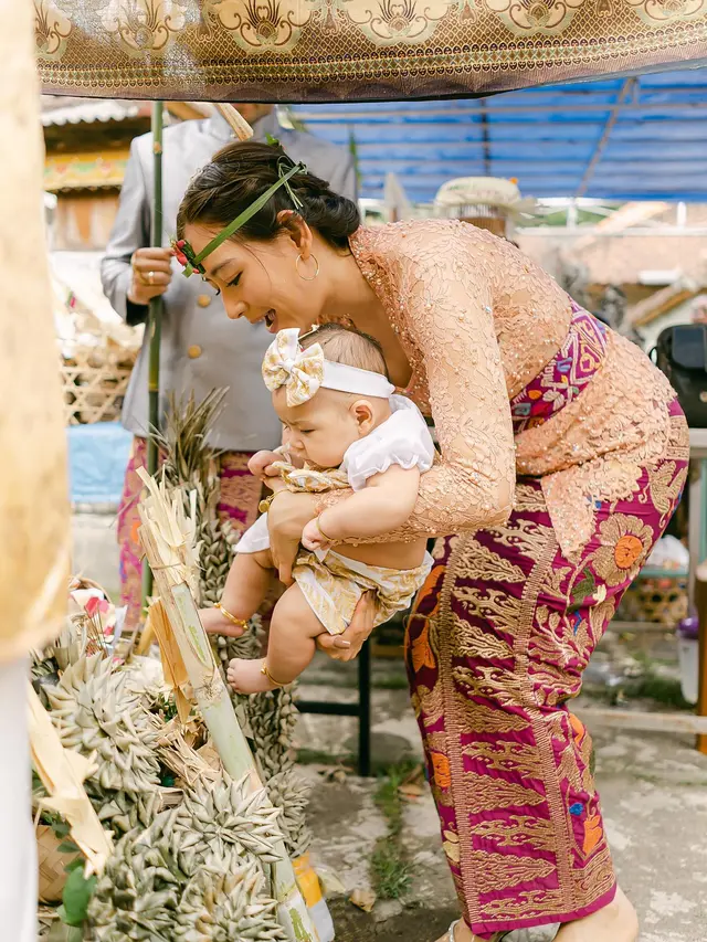 7 Pemotretan Keluarga Laura Theux dan Indra Brotolaras yang Kental Budaya Bali