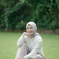 Mendadak, Okie Agustina curhat soal mobil diambil dan orang yang tak memenuhi kewajiban bulanan tapi bisa jalan sama cewek. Sindir Gunawan Dwi Cahyo? (Foto: Dok. Instagram @okieagustina_)
