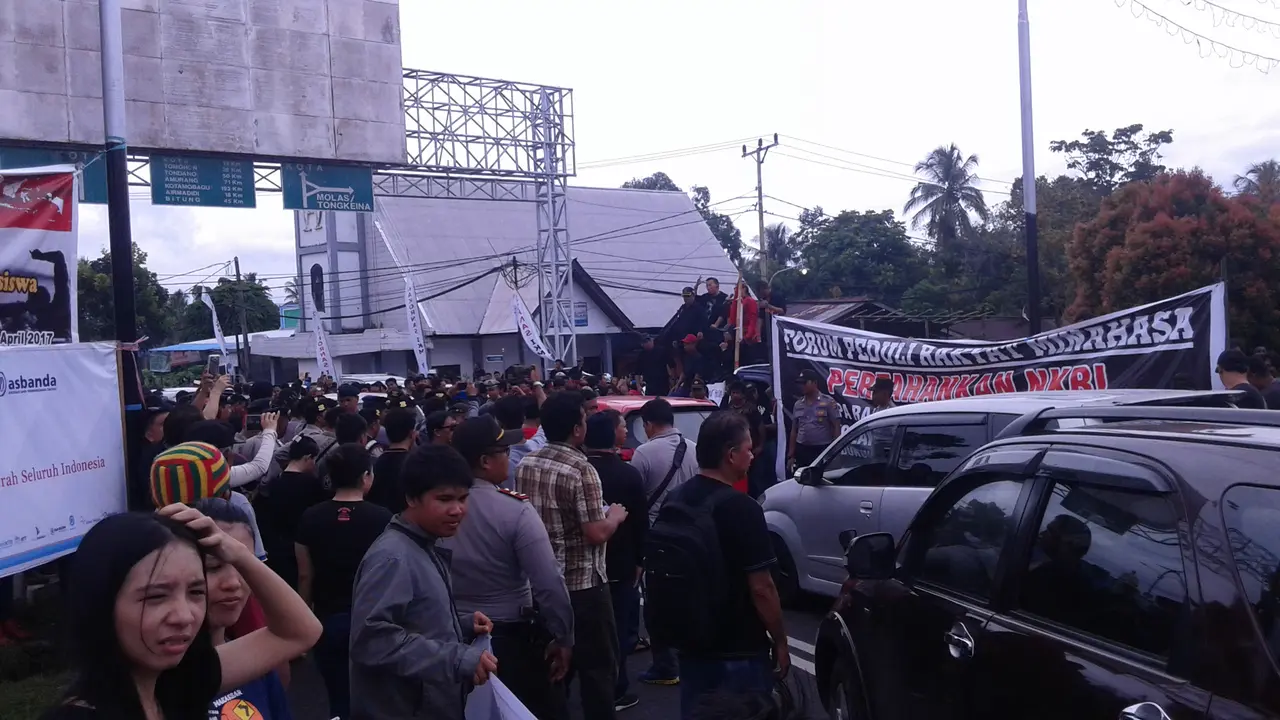 Demo Tolak Fahri Hamzah di Bandara Sam Ratulangi