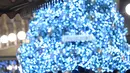 Orang-orang berjalan melewati pohon Natal di Galleria Vittorio Emanuele II di Milan, Italia, pada 7 Desember 2020. Italia mencatat 13.720 infeksi baru Covid-19 pada Senin (7/12) dan merupakan penambahan harian terendah sejak 20 Oktober lalu, yang mencapai 10.874 infeksi baru (Xinhua/Daniele Mascolo)