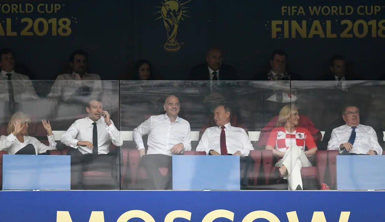 Presiden Prancis Emmanuel Macron, Presiden FIFA Gianni Infantino, Presiden Rusia Vladimir Putin, Presiden Kroasia Kolinda Grabar-Kitarovic duduk menunggu sepak bola final Piala Dunia 2018 di Stadion Luzhniki, Moskow (15/7). (AFP Photo/Christophe Simon)