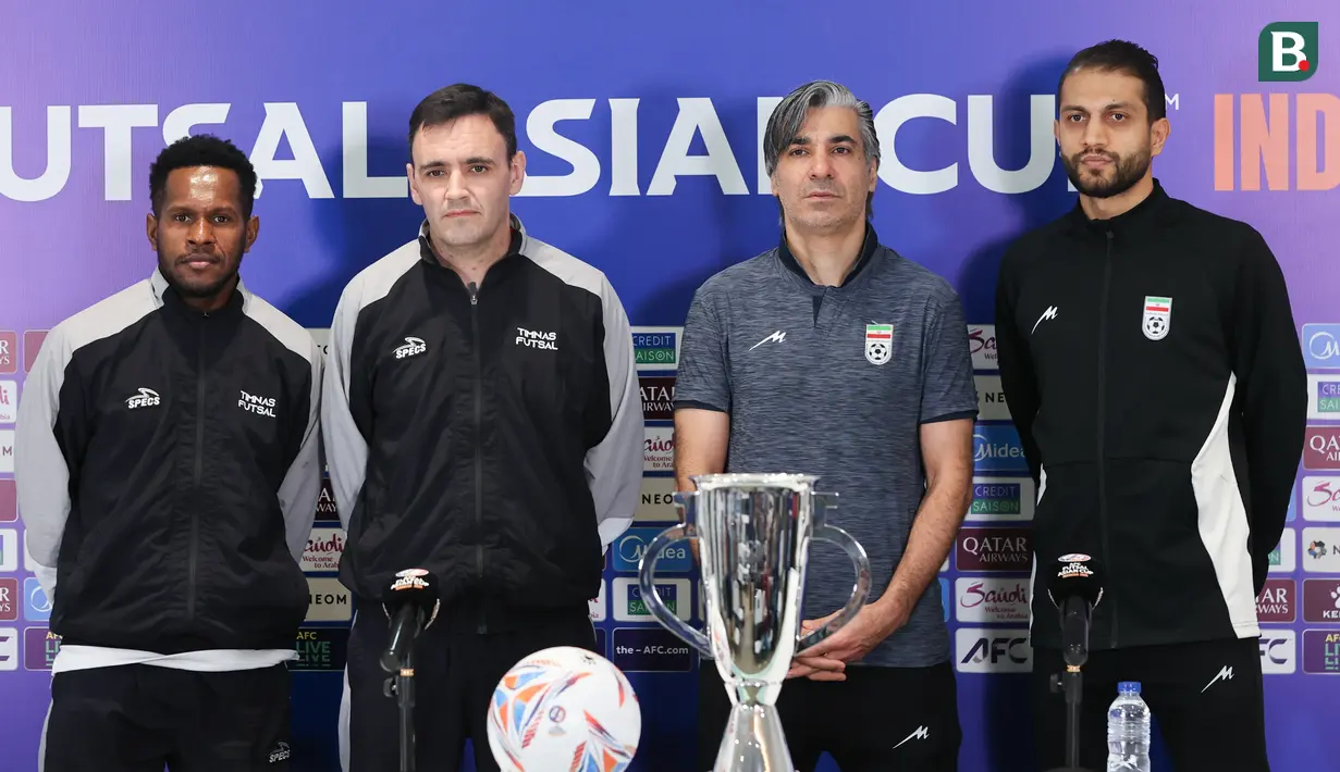 Pelatih Timnas Futsal Indonesia, Hector Souto bersama pemain Brian Lindrey dan Pelatih Timnas Futsal Iran, Vahid Shamsaei, bersama pemain Mohammad Hossein Derakhshani dalam konferensi pers sebelum babak final Piala Asia Futsal 2026 di Indonesia Arena, Jakarta Pusat, pada Jumat (6/2/2026). (Bola.com/M Iqbal Ichsan)