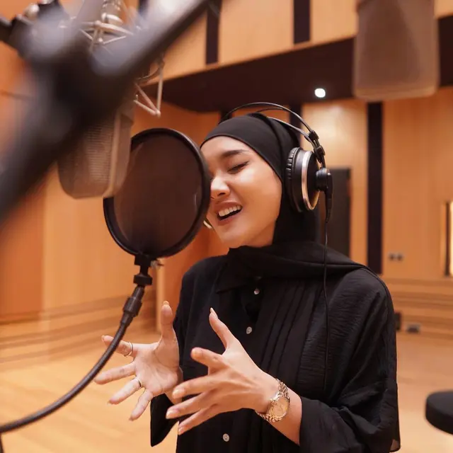 6 Potret Cita Citata Tampil Berhijab saat Rekaman Lagu, Banjir Pujian