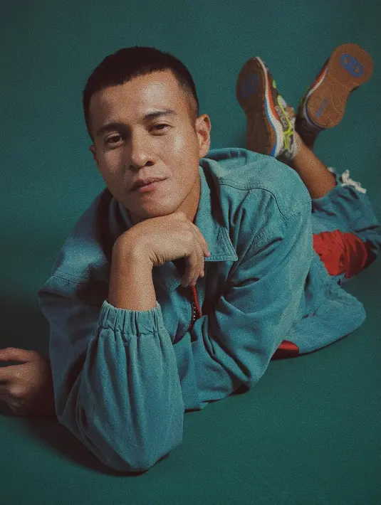 Kalau banyak orang khawatir jika saat lebaran akan ramai pertanyaan soal pasangan hidup dan pernikahan. Lain halnya dengan Herjunot Ali yang tak risau akan kondisi tersebut. (Instagram/herjunotali.studio)