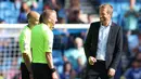 Pelatih dari Brighton and Hove Albion Graham Potter tertawa di depan wasit usai pertandingan pekan keenam Liga Inggris 2022/2023 melawan Leicester City. (AFP/Adrian Dennis)